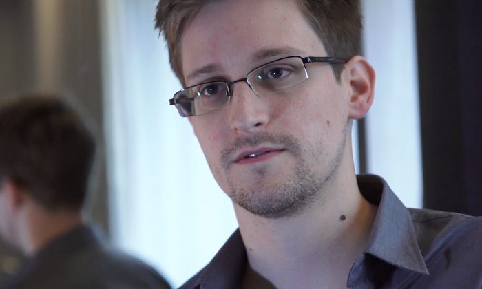 O ex-contratado de inteligência dos EUA Edward Snowden fala durante uma entrevista em Hong Kong em 1º de janeiro de 2013. (The Guardian via Getty Images)