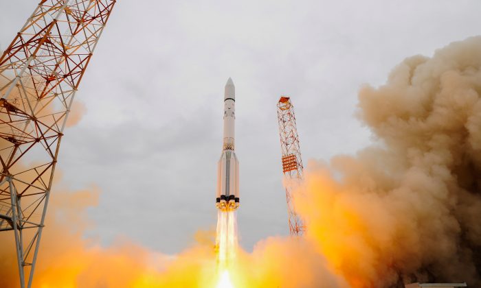 O ExoMars 2016 decolou em um foguete Proton-M em Baikonur, no Cazaquistão, em 14 de março de 2016. Um dos objetivos científicos da colaboração entre a Agência Espacial Europeia e a Agência Espacial Federal Russa é buscar sinais de vida do passado e do presente em Marte. (Stephane Corvaja/ESA via Getty Images)