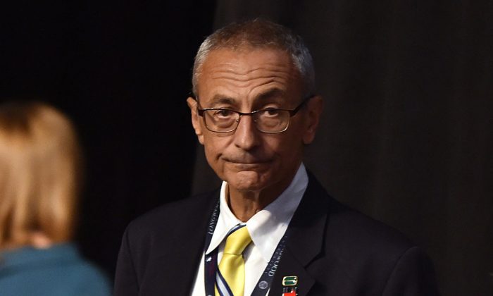 John Podesta, presidente da campanha presidencial de Hillary Clinton em 2016, assiste ao primeiro debate presidencial na Universidade de Longwood em Farmville, Virgínia, em 4 de outubro de 2016 (Paul J. Richards/AFP/Getty Images)