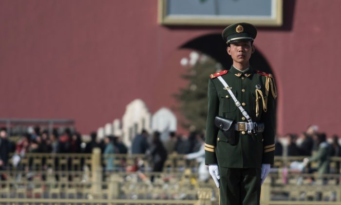 Um guarda paramilitar durante a sessão plenária da Conferência Consultiva Política do Povo Chinês no Grande Salão do Povo em Pequim, em 9 de março de 2017 (Fred Dufour/AFP/Getty Images)