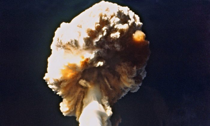 Esta foto tirada em 1970 mostra um teste nuclear francês em Mururoa, Polinésia Francesa. Pesquisadores estabeleceram uma ligação entre os testes nucleares da França no oceano Pacífico no final dos anos 1960 e a alta incidência de câncer de tireoide na Polinésia. A França realizou cerca de 40 testes atômicos atmosféricos na Polinésia de 1966 a 1974 (Crédito da foto AFP PHOTO /AFP/Getty Images)