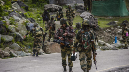 Índia e China iniciam retirada de tropas de área disputada da fronteira para resolver impasse