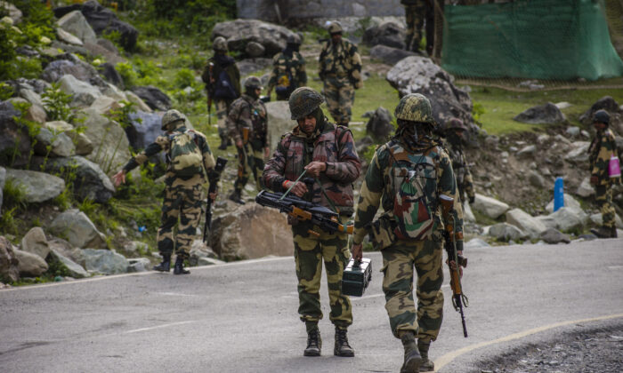 Soldados da Força de Segurança da Fronteira da Índia (BSF) patrulham uma estrada que leva a Leh, na fronteira com a China, em Gagangir, Índia, em 19 de junho de 2020 (Yawar Nazir/Getty Images)