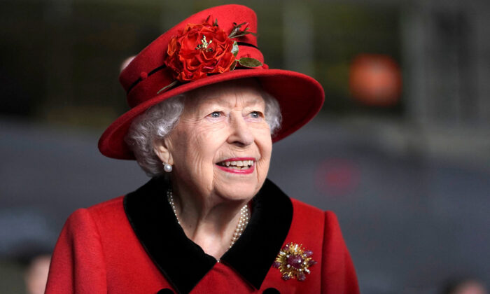 Rainha Elizabeth II reage durante sua visita ao porta-aviões HMS Queen Elizabeth em Portsmouth, sul da Inglaterra, em 22 de maio de 2021 (Steve Parsons / Pool/AFP via Getty Images)