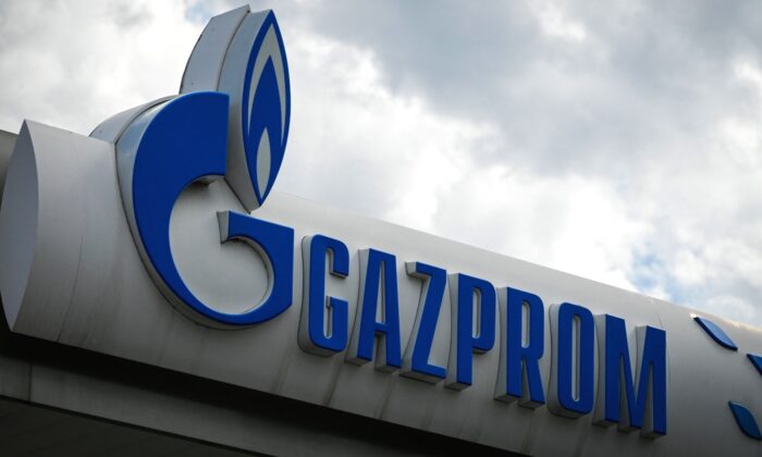 O logotipo da gigante russa de energia Gazprom é retratado em um de seus postos de gasolina em Sofia, Bulgária, em 27 de abril de 2022 (Nikolay Doychinov/AFP via Getty Images)