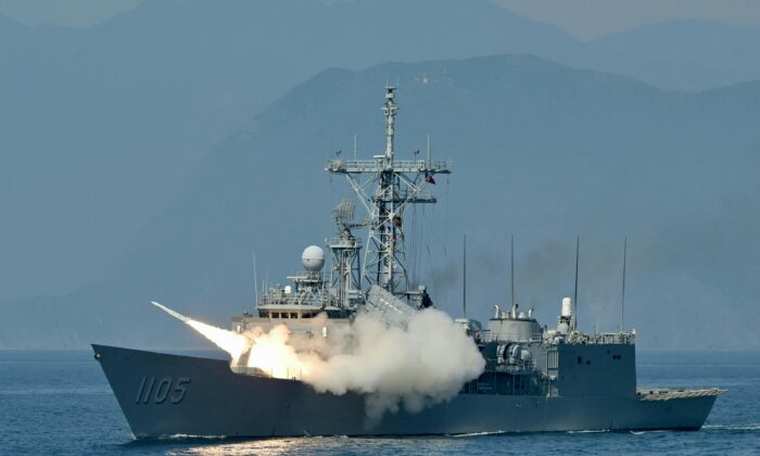 Marinha taiwanesa lança um míssil Standard, fabricado nos EUA, de uma fragata durante o anual Han Kuang Drill, perto do porto da marinha de Suao no condado de Yilan, Taiwan, em 26 de julho de 2022 (Sam Yeh/AFP via Getty Images)
