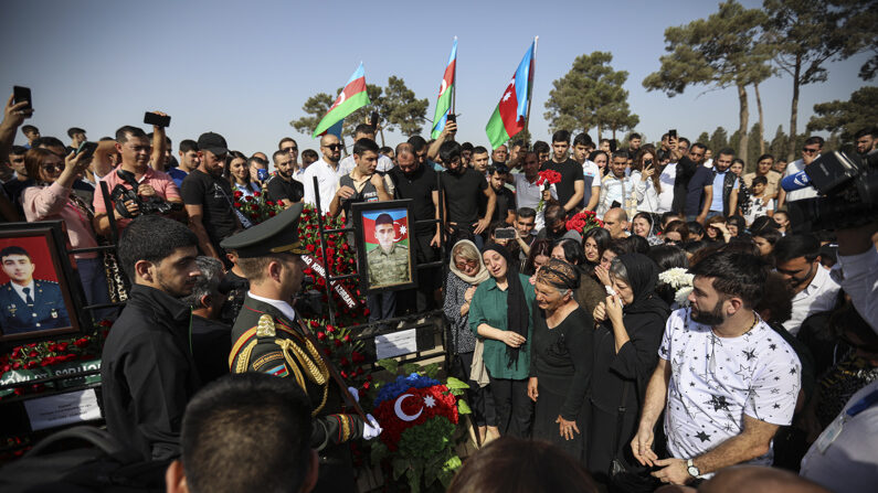 Enterro de um dos soldados azeris que morreu durante confrontos com tropas armênias na fronteira no cemitério perto de Baku, Azerbaijão (EFE/EPA/ROMAN ISMAYILOV)