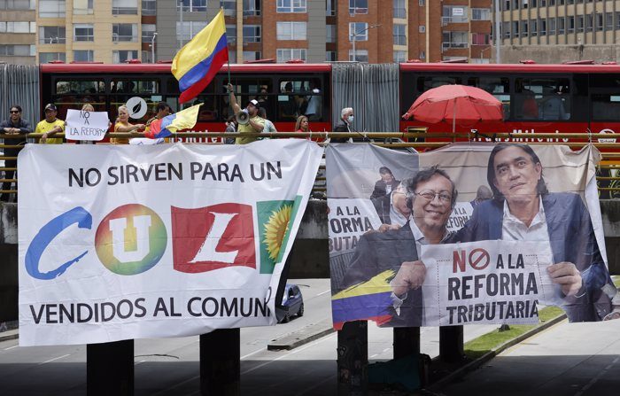 Cidadãos protestam nas ruas contra o governo do presidente da Colômbia, Gustavo Petro, hoje, em Bogotá (Colômbia) (EFE / Mauricio Dueñas Castañeda)