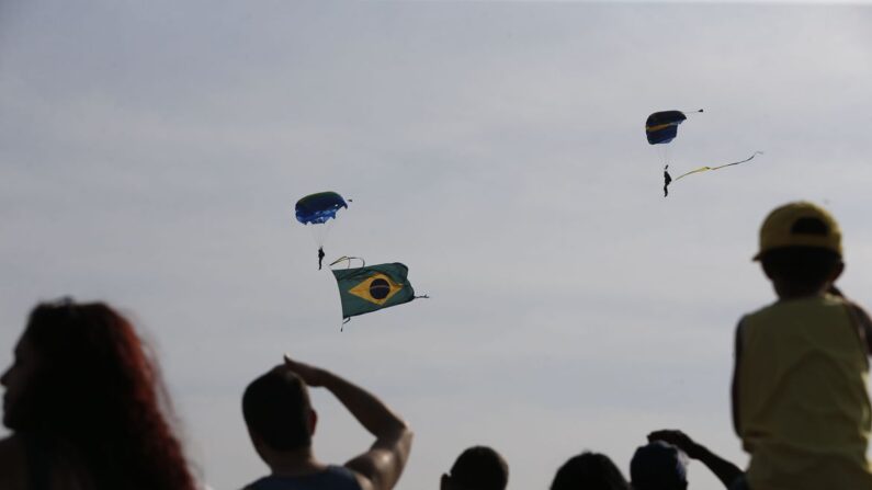 Rio de Janeiro - Exposição de aeronaves e shows de paraquedismo em comemoração aos 145 anos de Santos Dumont no Museu Aeroespacial, no Campo dos Afonsos. (© Fernando Frazão/Agência Brasil)