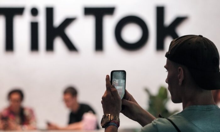 Um visitante tira foto nos estandes de exposição do TikTok na feira de jogos de computador Gamescom em Colônia, Alemanha, 25 de agosto de 2022 (The Canadian Press/AP, Martin Meissner)