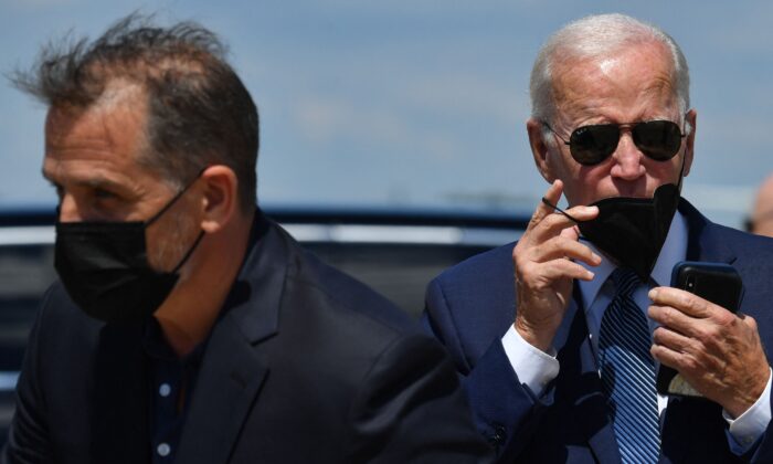 O presidente Joe Biden, à direita, e seu filho Hunter Biden caminham até um veículo após desembarcar do Air Force One na chegada à Joint Base Andrews em Maryland em 16 de agosto de 2022 (Nicholas Kamm/AFP via Getty Images)