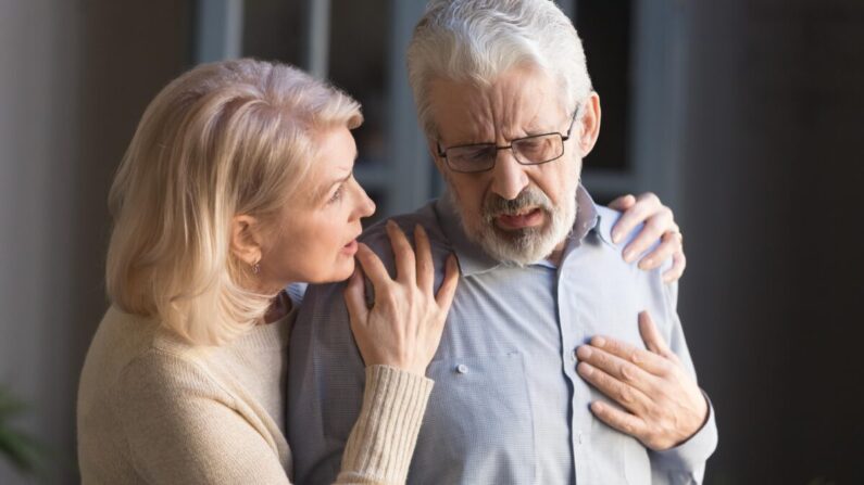 A doença cardíaca é a maior causa de morte nos Estados Unidos e, quando se torna grave, tomar medidas imediatas é essencial para sobreviver (fizkes/Shutterstock)
