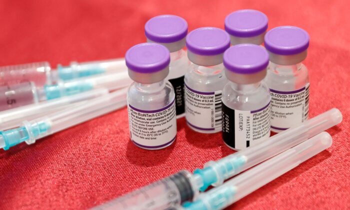 Seringas e frascos da vacina Pfizer-BioNTech COVID-19 em Netanya, Israel, em 5 de janeiro de 2022 (Jack Guez/AFP via Getty Images)
 
