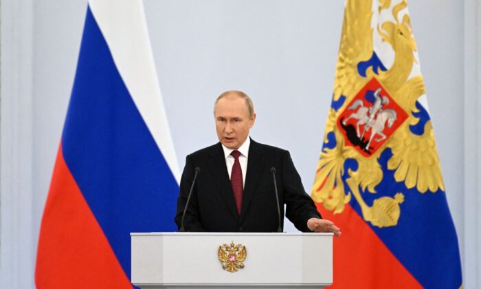 O presidente russo, Vladimir Putin, faz um discurso durante uma cerimônia de anexação formal de quatro regiões da Ucrânia ocupadas por tropas russas, no Kremlin, em Moscou, em 30 de setembro de 2022 (Grigory Sysoyev/Sputnik/AFP via Getty Images)
