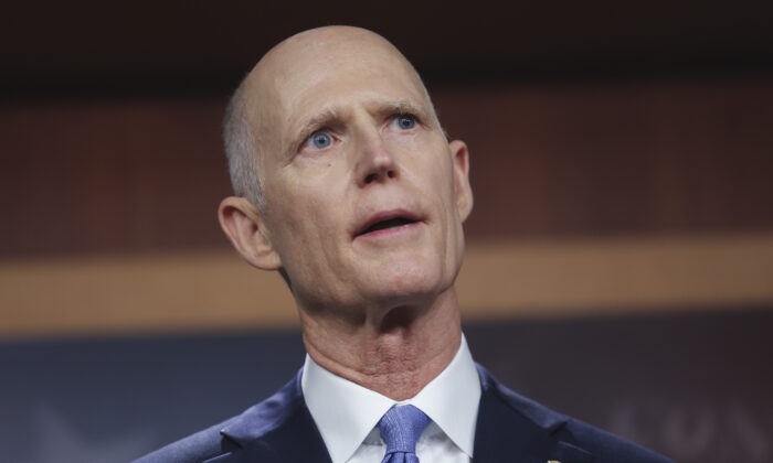 O senador Rick Scott (R-Fla.) fala a repórteres em Washington em 4 de maio de 2022 (Kevin Dietsch/Getty Images)