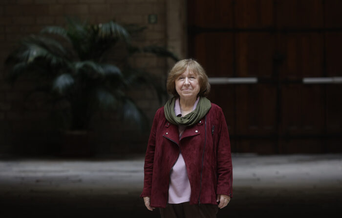 A escritora bielorrussa Svetlana Aleksiévich, Prêmio Nobel de Literatura em 2015, posa para a mídia no Palau de la Generalitat, em Barcelona, ​​onde receberá o Prêmio Internacional da Catalunha 2022 (EFE/Quique García)