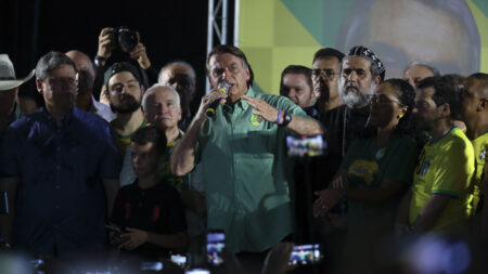 Bolsonaro afirma que é vítima de “crime de ódio” por parte de opositores