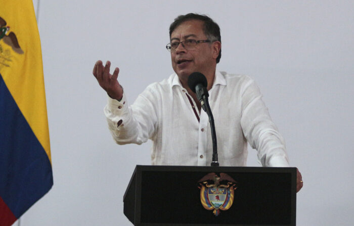 Fotografia tirada na quinta-feira, 27 de outubro, em que o presidente da Colômbia, Gustavo Petro, foi registrado em Cúcuta, Colômbia (EFE/Mario Caicedo)