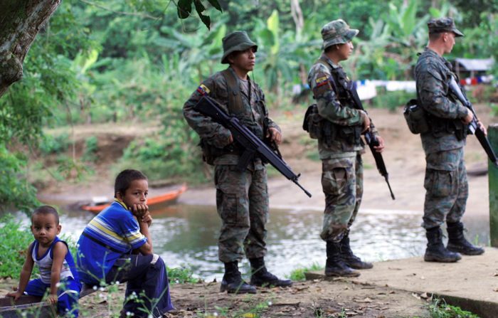 Fotografia de arquivo sem data exata do ano de 2007 onde soldados equatorianos aparecem enquanto montam guarda na cidade fronteiriça de Mataje (Equador) (EFE/Francisco Ipanaque)