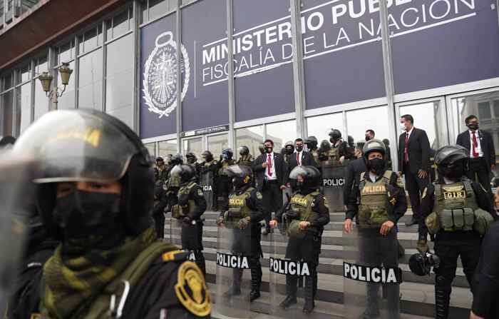 Fotografia de arquivo em que um esquadrão policial foi registrado ao vigiar a entrada da sede do Ministério Público Nacional, em Lima (Peru) (EFE/Paolo Aguilar)