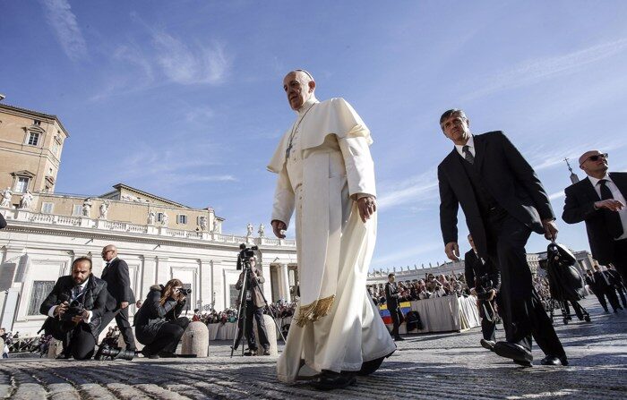 Imagem de arquivo do Papa Francisco na Praça de São Pedro, no Vaticano (EFE/Giuseppe Lami)