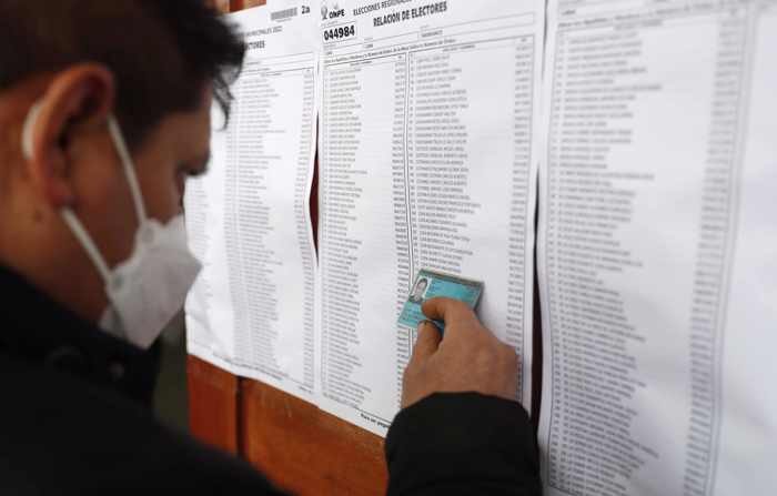 Um homem procura sua posição para votar em um centro de votação em 2 de outubro de 2022, em Lima (EFE/Paolo Aguilar)