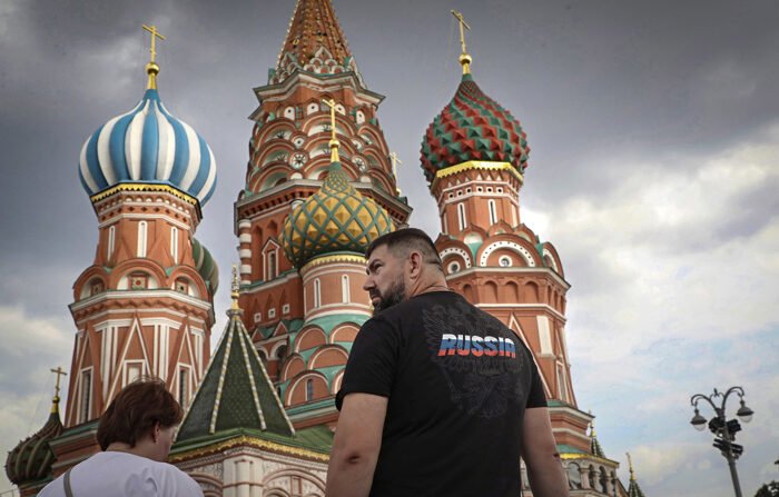 Turistas russos caminham pela Praça Vermelha em Moscou em 3 de agosto de 2022 (EFE/EPA/MAXIM SHIPENKOV)