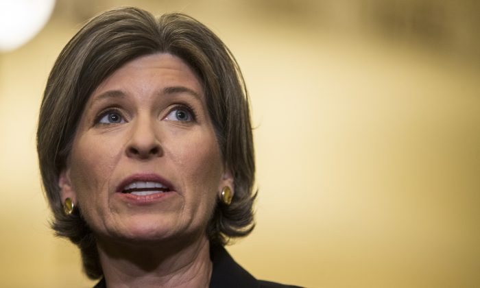 Senadora Joni Ernst (R-Iowa) no Capitólio, em Washington, em 2 de abril de 2019 (Zach Gibson/Getty Images)