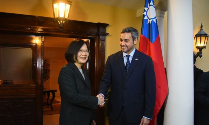 O presidente eleito do Paraguai, Mario Abdo Benitez, cumprimenta a presidente de Taiwan, Tsai Ing-wen, em sua casa em Assunção, Paraguai, em 14 de agosto de 2018 (Norberto Duarte/AFP/Getty Images)