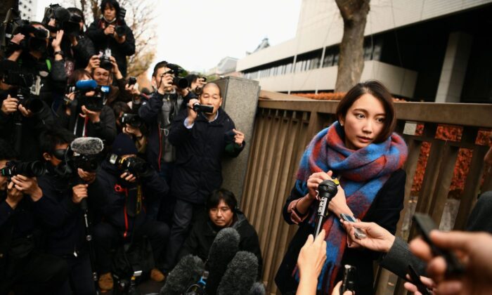 A jornalista japonesa, Shiori Ito, fala do lado de fora de um tribunal de Tóquio em 18 de dezembro de 2019, depois de ouvir a decisão sobre um processo de indenização por ela, acusando um ex-repórter de TV de estupro. Neste caso, o tribunal concedeu-lhe 3,3 milhões de ienes (US $30.000) (Charly Triballeau/AFP via Getty Images)
