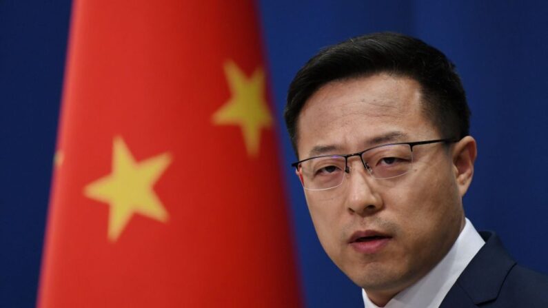 O porta-voz do Ministério das Relações Exteriores da China, Zhao Lijian, fala na coletiva de imprensa diária em Pequim em 8 de abril de 2020 (Foto de GREG BAKER/AFP via Getty Images)