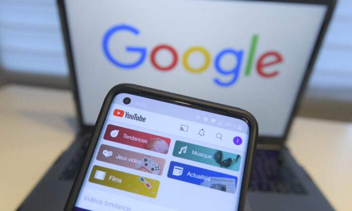 Um celular e laptop com o site do Google, em 14 de dezembro de 2020 (Laurie Dieffembacq/BELGA MAG/AFP via Getty Images)