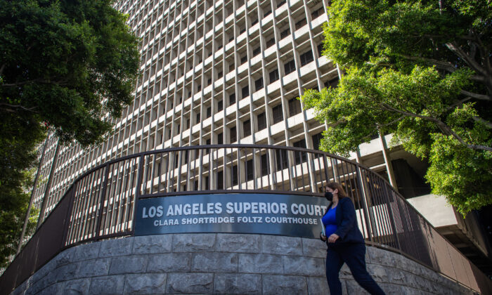 Uma mulher caminha pelo Centro de Justiça Criminal Clara Shortridge Foltz em Los Angeles, Califórnia, em 21 de julho de 2021 (Apu Gomes/Getty Images)