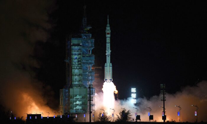 Um foguete transportador Longa Marcha-2F, transportando a espaçonave Shenzhou-13 com a segunda tripulação de três astronautas para a nova estação espacial da China, decola do Centro de Lançamento de Satélites de Jiuquan no deserto de Gobi, no noroeste da China, no início de 16 de outubro de 2021 ( STR/AFP via Getty Images)