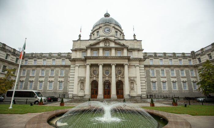 A imagem ilustrativa mostra os prédios do governo irlandês em Dublin, em 12 de setembro de 2022. (James Arthur Gekiere/Belga Mag/AFP via Getty Images)