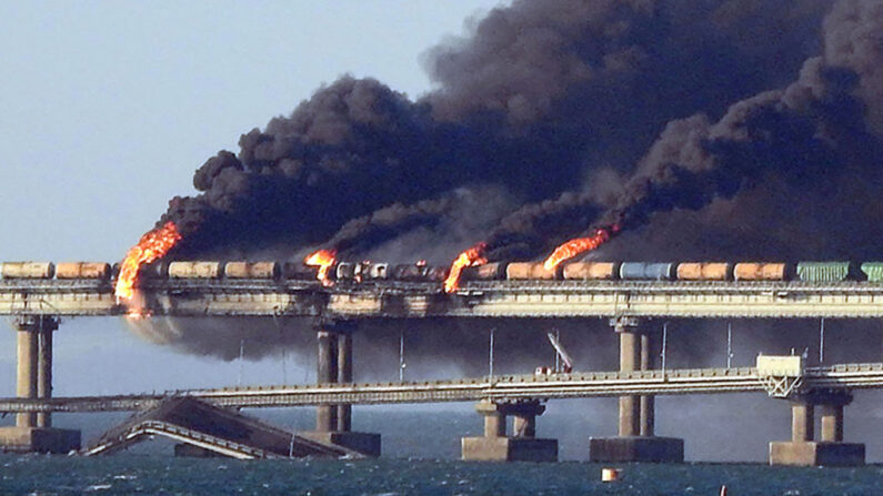 Fumaça preta sobe de um incêndio na ponte de Kerch que liga a Crimeia à Rússia, depois que um caminhão explodiu, perto de Kerch, em 8 de outubro de 2022. - Moscou anunciou em 8 de outubro de 2022 que um caminhão explodiu provocando um grande incêndio e danificando a chave A ponte Kerch - construída como a única ligação terrestre da Rússia com a Crimeia anexada - e prometeu encontrar os autores, sem culpar imediatamente a Ucrânia (Foto da AFP) (Foto de -/AFP via Getty Images)