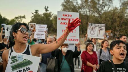 Irã vive um dos dias mais intensos de protestos desde a morte de Amini