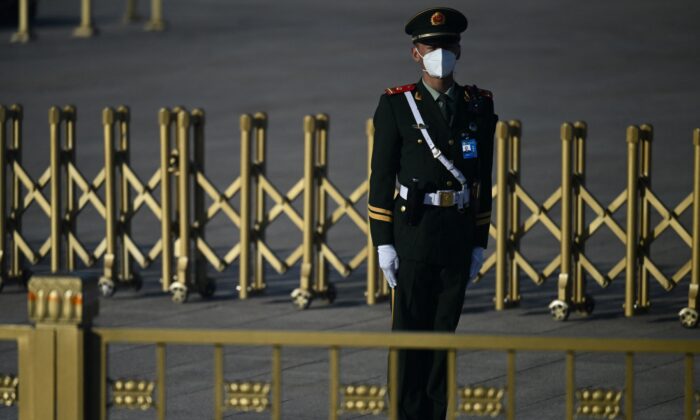 Um membro da segurança vigia a Praça Tiananmen, antes da sessão de abertura de uma conferência política de 5 anos do Partido Comunista Chinês em Pequim, em 16 de outubro de 2022. (Noel Celis/AFP via Getty Images)