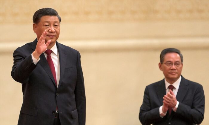 O presidente da China, Xi Jinping,  acena com, Li Qiang, membro do novo Comitê Permanente do Politburo do Partido Comunista Chinês, o principal órgão decisório do país, enquanto se reúnem com a mídia no Grande Salão do Povo em Pequim em 23 de outubro de 2022 (Foto de WANG ZHAO/AFP via Getty Images)