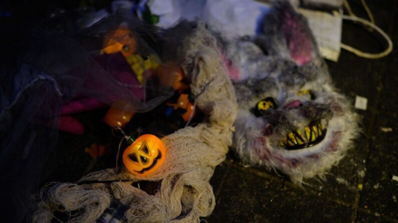 Conteúdo gráfico / acessórios de Halloween são vistos em uma rua perto de onde ocorreu um arrastão em um evento lotado de Halloween. Pelo menos 149 pessoas foram mortas e muitas outras foram feridos em um arrastão de Halloween no centro de Seul no final de 29 de outubro, disseram autoridades, em um dos piores acidentes em tempos de paz da Coreia do Sul (Foto de ANTHONY WALLACE/AFP via Getty Images)