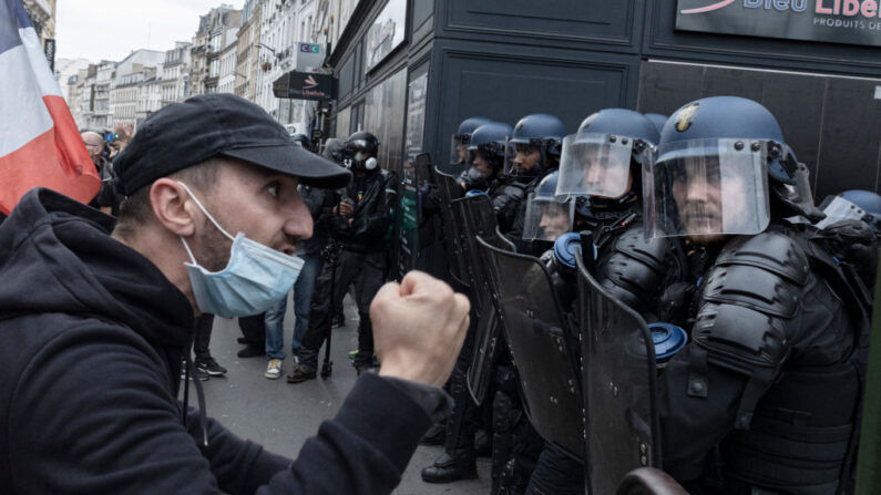 Polícia e manifestantes se enfrentam em uma manifestação contra o aumento do custo de vida e a inação climática em 16 de outubro de 2022 em Paris, França. Os organizadores disseram que cerca de 140.000 pessoas compareceram, a polícia disse que esperava uma multidão de 30.000 (Foto de Sam Tarling/Getty Images)