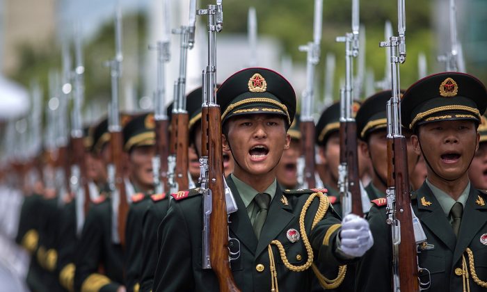 Soldados do Exército Popular de Libertação da China marcham no quartel de Ngong Shuen Chau em Hong Kong em 1º de julho de 2013 (Lam Yik Fei/Getty Images)