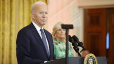 Biden diz que é ‘imoral’, ‘ultrajante’ que os Estados proíbam o tratamento de transgêneros