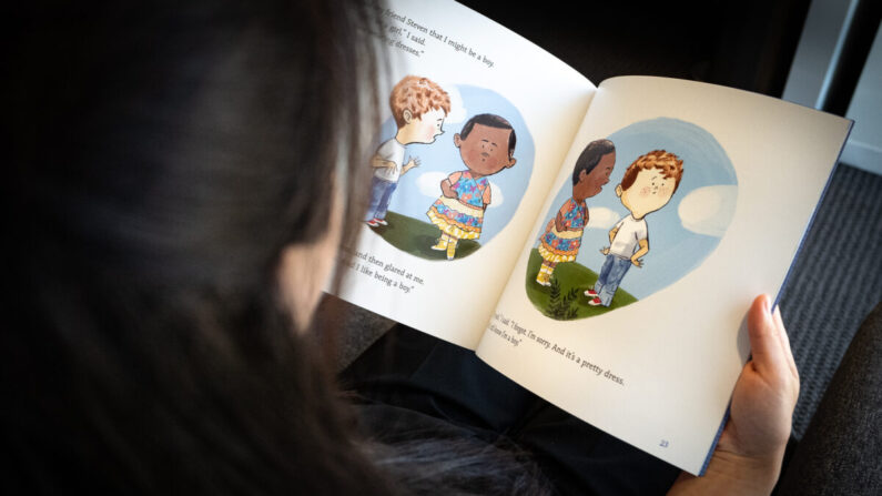 Um livro infantil transgênero em Irvine, Califórnia, em 30 de agosto de 2022 (John Fredricks/The Epoch Times)