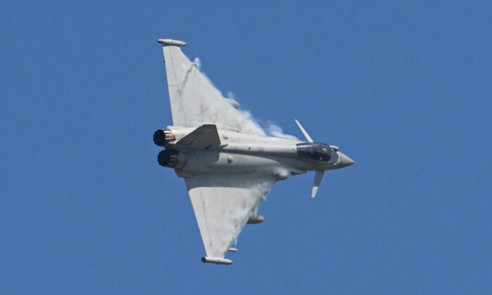 Um jato Typhoon da Força Aérea Real sobrevoa a Base Aérea Mihail Kogalniceanu perto de Constanta, Romênia, em 8 de abril de 2022 (Foto de DANIEL MIHAILESCU/AFP via Getty Images)