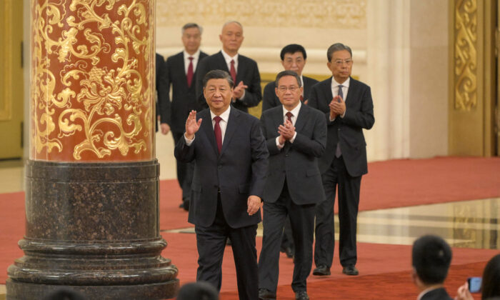 O líder da China Xi Jinping (frente) caminha com membros do novo Comitê Permanente do Politburo do Partido Comunista Chinês, o principal órgão decisório do país, enquanto se reúnem com a mídia no Grande Salão do Povo em Pequim em 23 de outubro de 2022 (Wang Zhao/AFP via Getty Images)