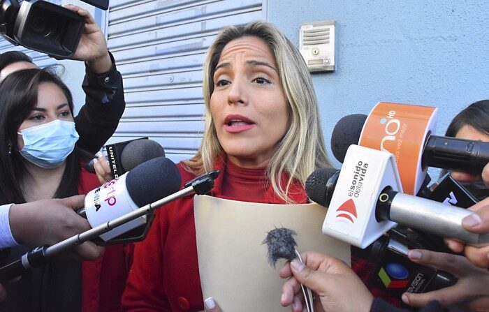 Carolina Ribera (d), filha da ex-presidente interina da Bolívia Jeanine Áñez, em 10 de outubro, ao comparecer à imprensa em frente à sede da Ouvidoria, em La Paz (EFE/Stringer)