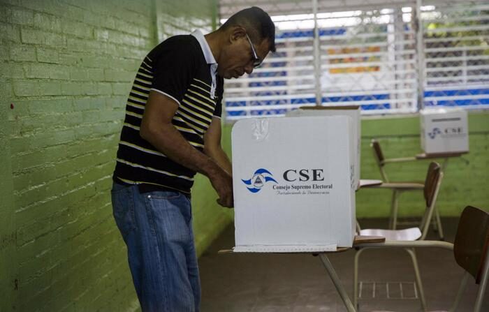 Um nicaraguense vota nas eleições municipais, em foto de arquivo (EFE/Jorge Torres)