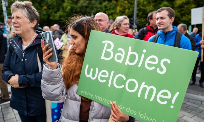 Um manifestante exibe um cartaz durante a manifestação anual anti-aborto "Marcha pela Vida" em Berlim, em 17 de setembro de 2022 (John Macdougall/AFP via Getty Images)