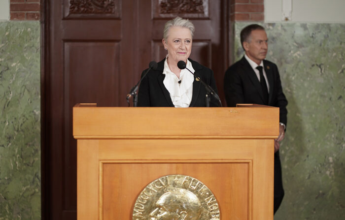 Berit Reiss-Andersen, chefe do Comitê Nobel, anuncia os vencedores do prêmio da paz deste ano no Instituto Nobel em Oslo, Noruega, 07 de outubro de 2022 (EFE/EPA/HEIKO JUNGE NORWAY OUT)